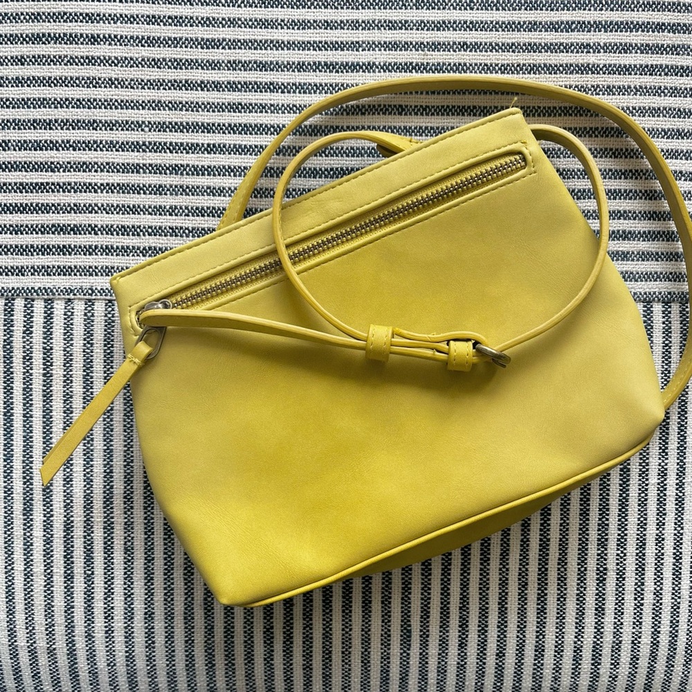 🆕 OS Universal Thread Crossbody Bag Chartreuse Green NWOT
